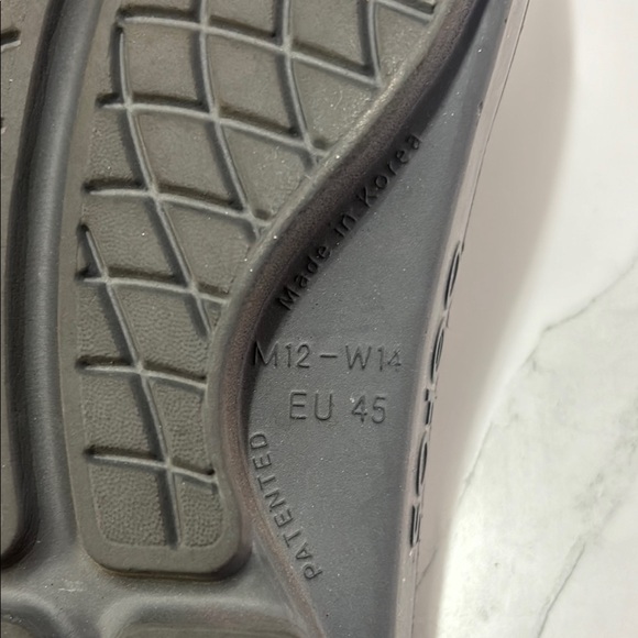 Oofos Gray Flip Flop Sandals - Picture 6 of 6